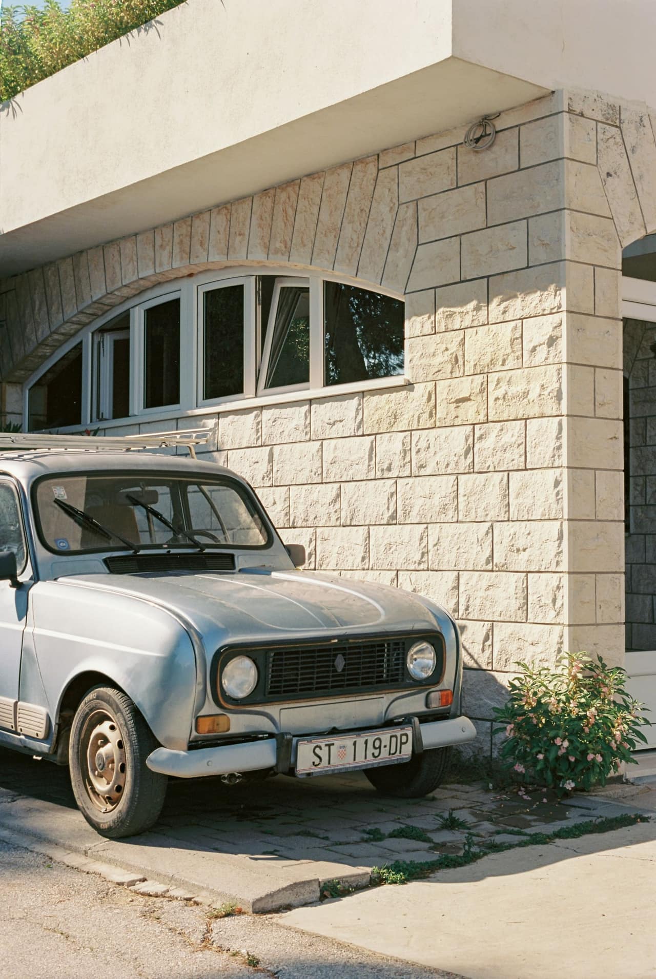 Automobil sa čistim staklima, bočni pogled na karoseriju