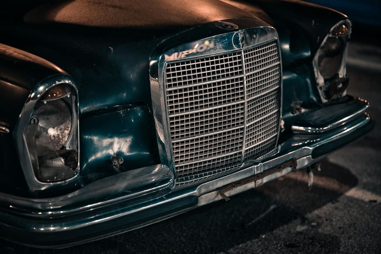 Prednji deo automobila sa haubom
