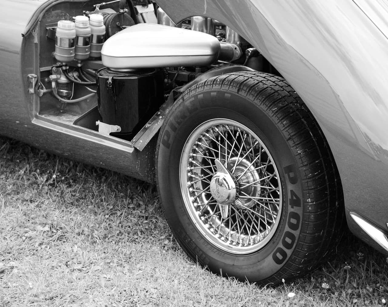 Otvorena hauba automobila na auto otpadu