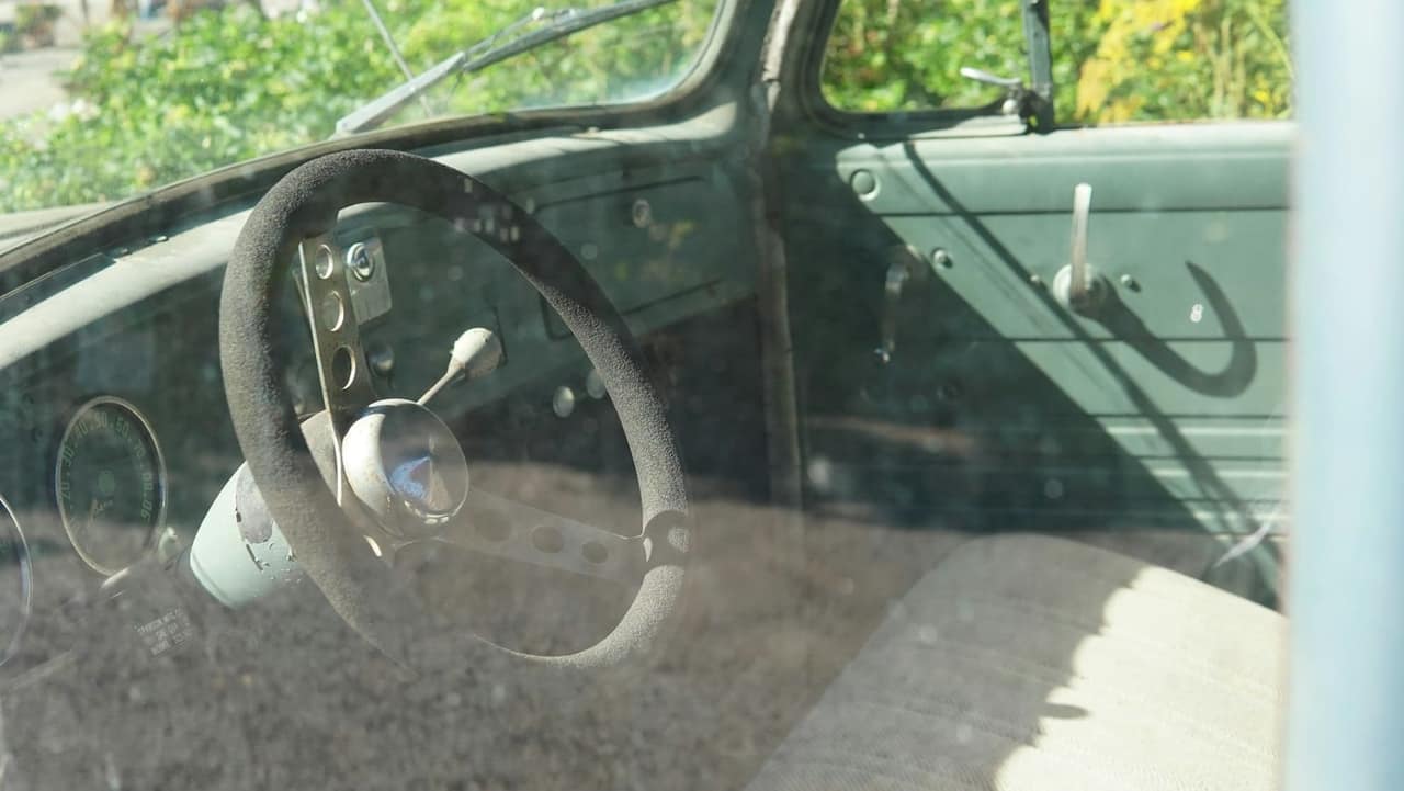 Enterijer automobila sa polovnim delovima