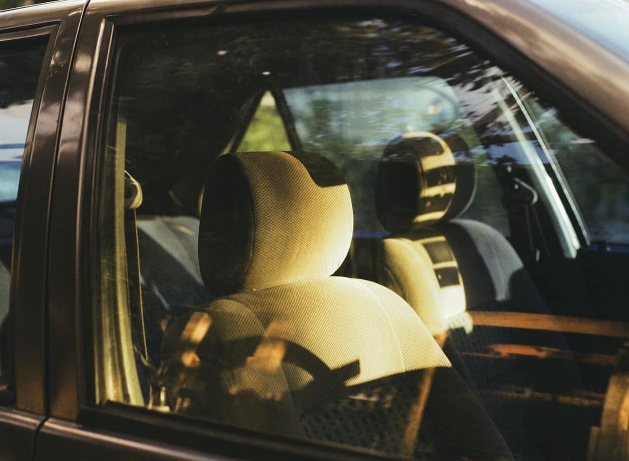 Sigurnosni pojas u automobilu vezan preko sedišta