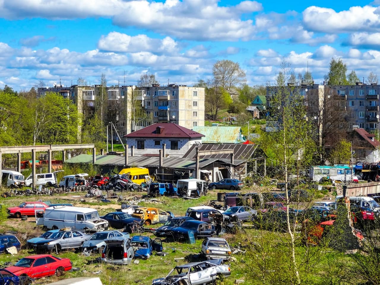 Auto otpad sa automobilima za rasklapanje