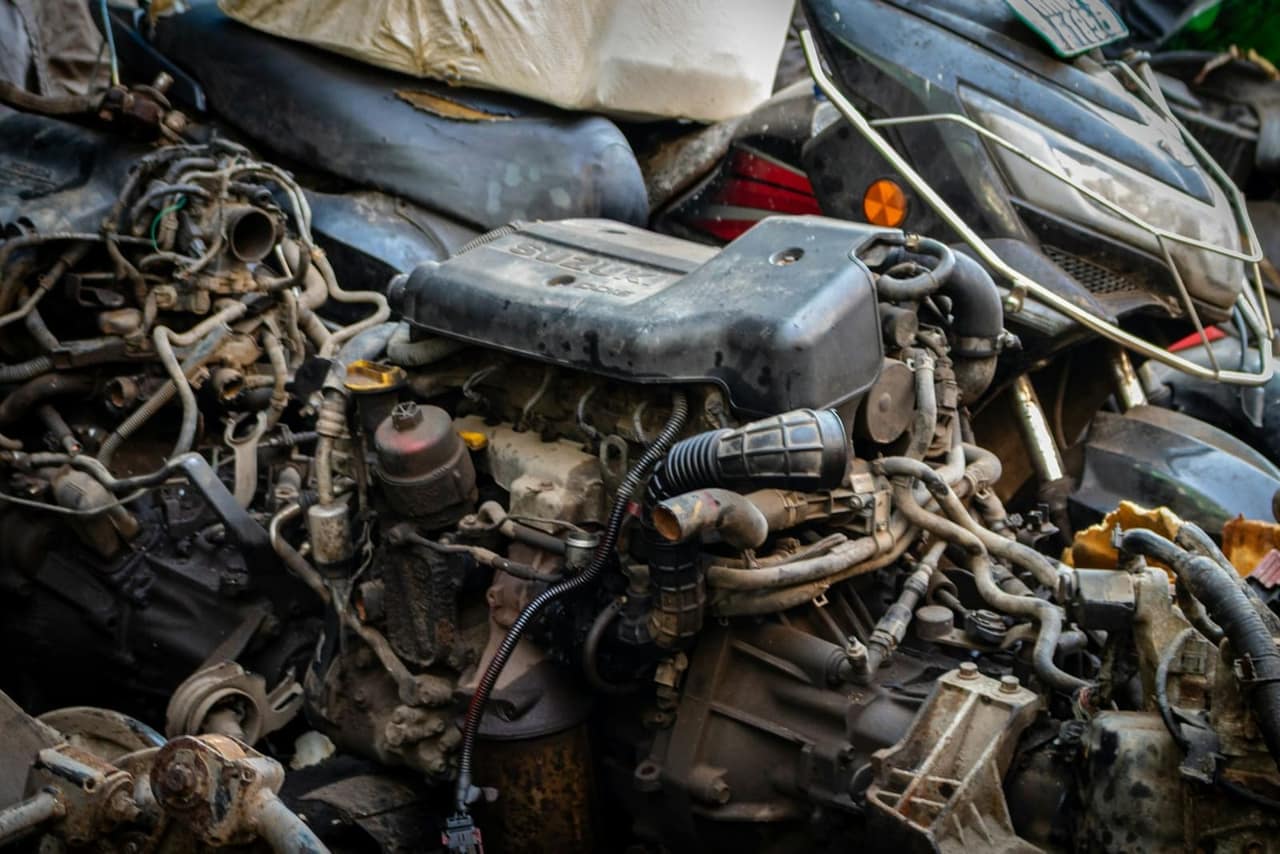 Pogled na motor automobila sa bobinama paljenja