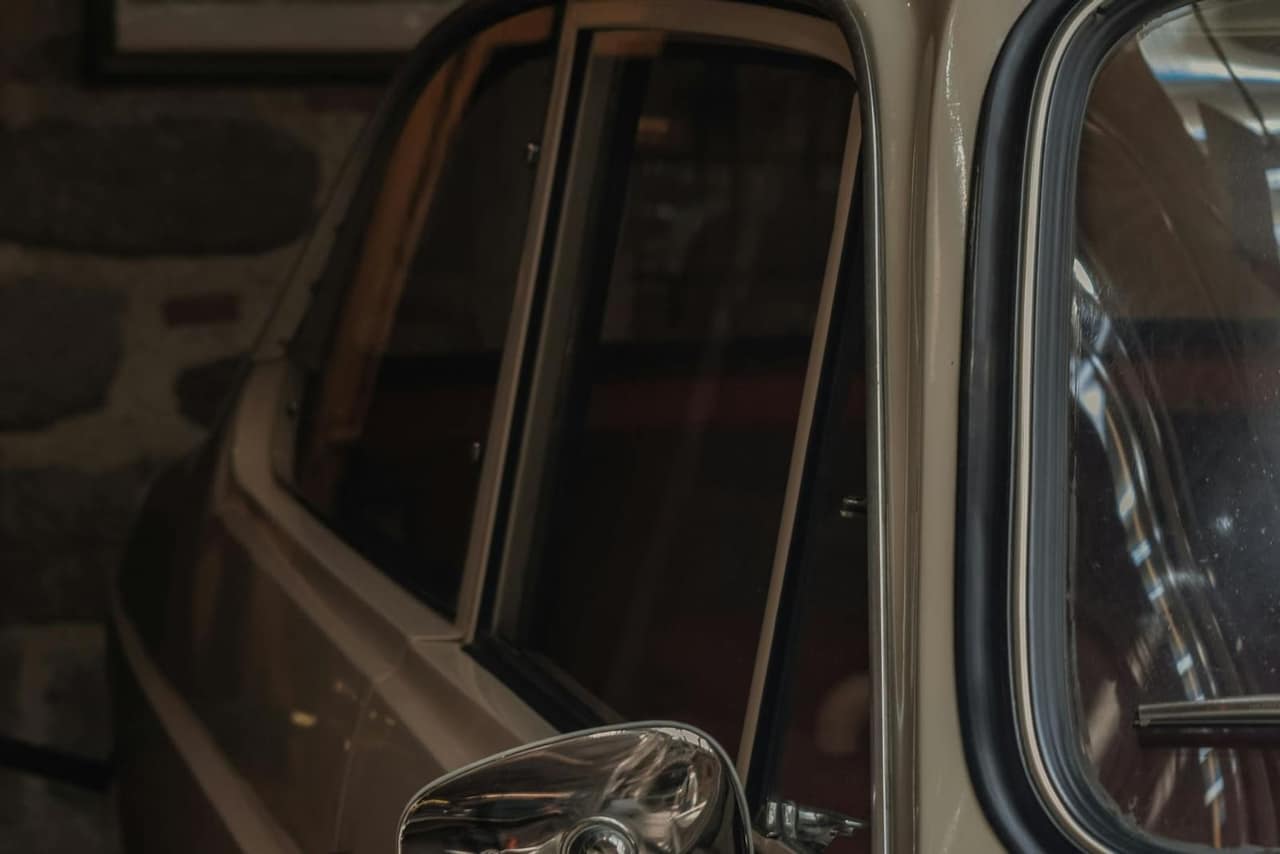Star automobil sa istrošenim izduvnim sistemom