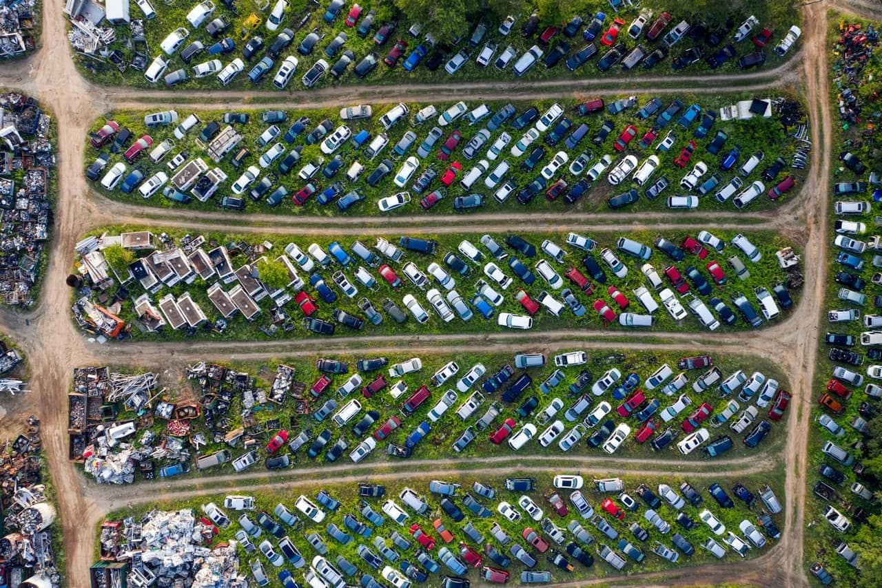Automobili na parkingu, potencijalni izvori polovnih delova