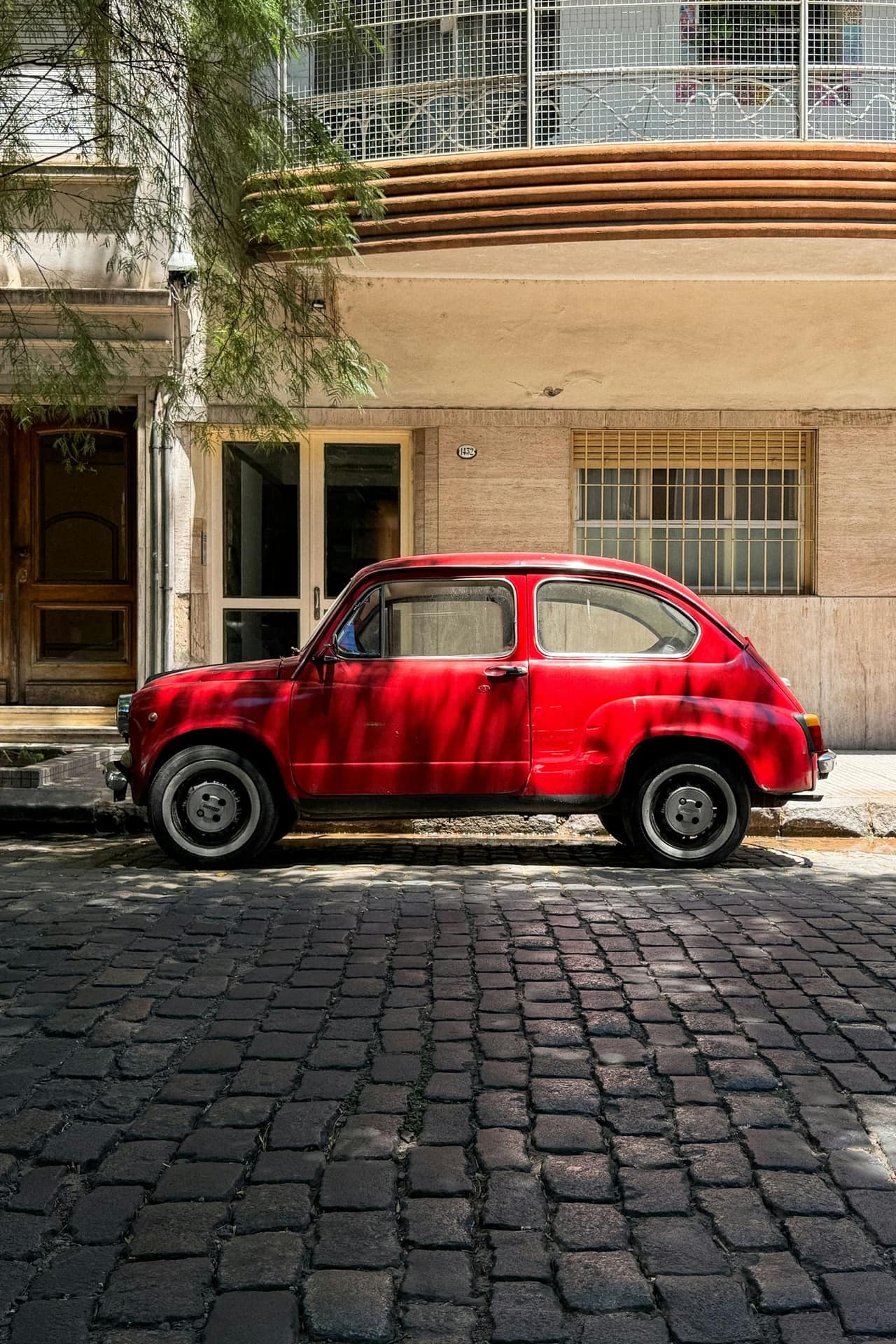 Zadnja svetla crvenog automobila, stop svetla u funkciji